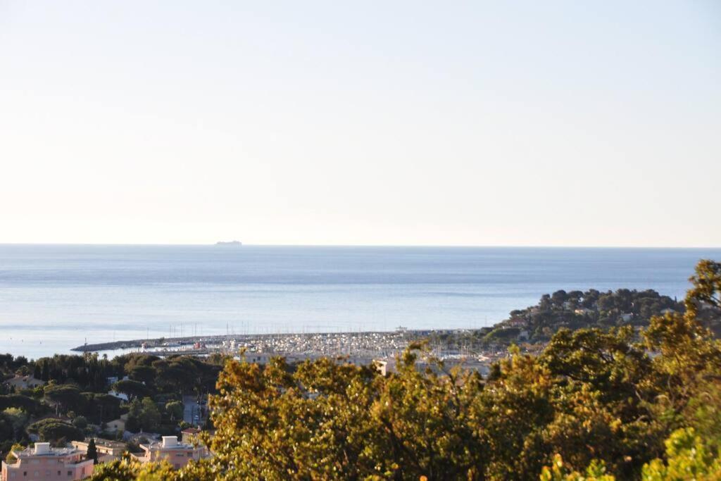 Villa Abeille : Douces Vacances D'Ete Avec Vue Mer 카발레르쉬르메르 외부 사진