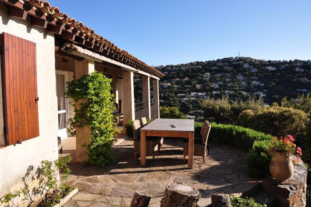 Villa Abeille : Douces Vacances D'Ete Avec Vue Mer 카발레르쉬르메르 외부 사진